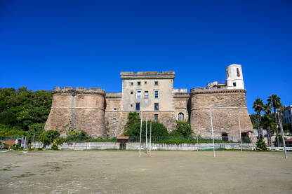 Nettuno, Italija: Utvrda na obali. Forte Sangallo ili Fortezza di Nettuno. Utvrđenje na Tirenskom moru. Stari zamak.