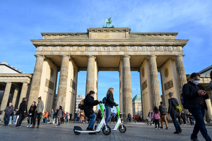 Berlin, Njemačka: Brandenburška vrata. Berlin, Njemačka: Brandenburška vrata. Grupa turista i građana ispred simbola Berlina.