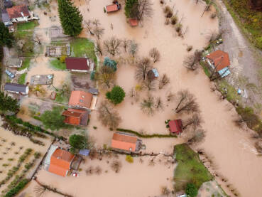 Poplavljene kuće Poplavljene kuće, Snimak dronom. Riječna poplava. Rijeka Željeznica.