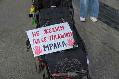 Studentske blokade. Natpis "Ne želim da se plašim mraka" na kolicima za bebe.