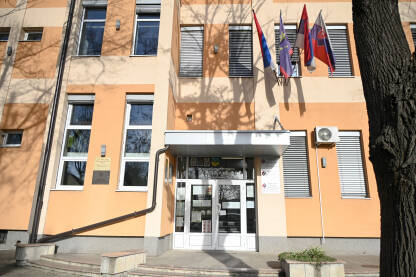 Bački Petrovac, Srbija: Zgrada opštine. Zastave na zgradi. Uprava.