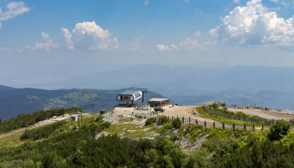 Žičara i kafić na vrhu planine Bjelašnice.