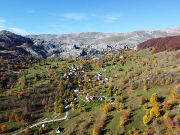 Jesen u planinama, Umoljani Jesen u planinama, snimak dronom. Planina Bjelašnica i selo Umoljani.