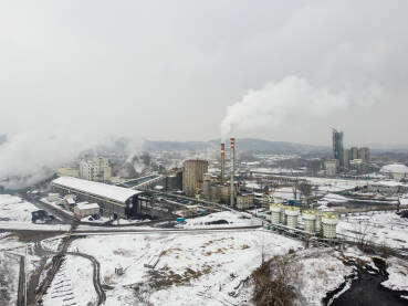 DJI_0500 Zagađenje zraka iz tvornice. Industrijski kompleks, snimak dronom. Tvornički dimnjak zagađuje okoliš. Industrijsko onečišćenje zraka. Dim iz dimnjaka u industrijskoj zoni tokom zime.