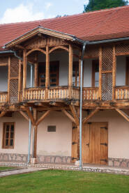 Ulaz u Cekovića kuću, Pale Cekovića kuća na Palama je izgrađena 1915. godine i predstavlja jednu od najočuvanijih i najljepših kuća na ovim prostorima sa početka XX vijeka. Gradnja ove prelijepe kuće je počela 1902. godine.