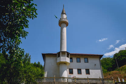 Bijela džamija ili Skender-begova džamija izgrađena je krajem 17. vijeka. Nalazi se u dijelu grada, u podnožju brda Stari grad na kome se nalazi srednjovjekovni kameni grad.