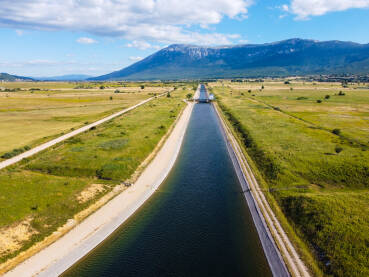Livanjsko polje, snimak dronom. Kanal Livanjsko polje, snimak dronom. Kanal za navodnjavanje.