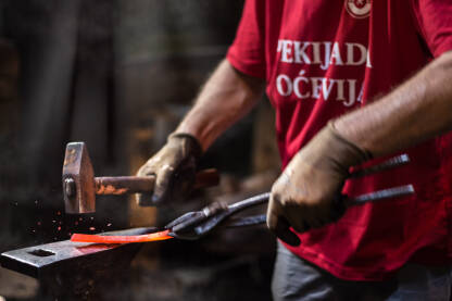 Kovanje željeza Oćevija, živopisno selo u vareškom kraju možda je i posljednje u Evropi koje je do danas, u vrijeme modernih tehnika i fabrika, sačuvalo tradicionalni, srednjovjekovni način kovanja željeza.