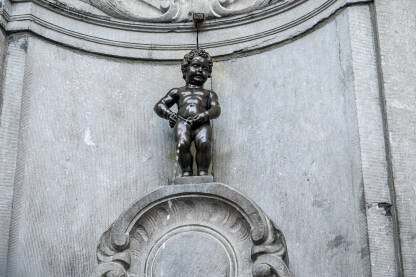 Maneken Pis Maneken Pis, simbol Brisela, Belgija. Čuvena znamenitost, skulptura od bronce i fontana u centru grada.