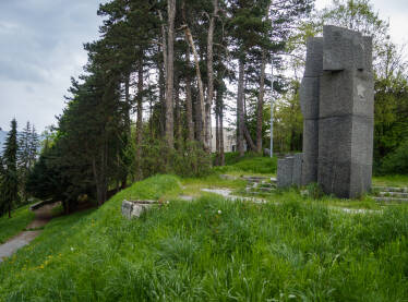 Spomen-park nalazi se na dominantnoj koti, na prostoru od oko 6 ha, oko austrougarske tvrđave, u dijelu sarajevskog naselja Vraca, na sjevernim padinama Trebevića.