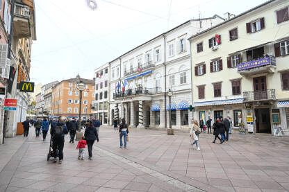 Rijeka, Hrvatska: Ljudi šetaju glavnom ulicom Rijeka, Hrvatska: Ljudi šetaju glavnom ulicom u centru grada.