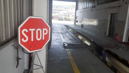 Tehnički pregled automobila Znak stop u prostoru za tehnički pregled automobila