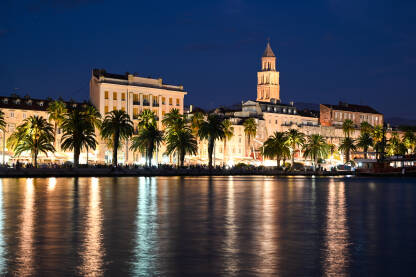 Split Split, Dalmacija, Hrvatska. Stari grad i Dioklecijanova palača. Luka na Jadranskom moru noću.