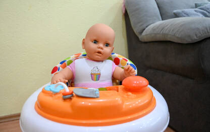 Lutka beba u hodalici za bebe. Dječja igračka.