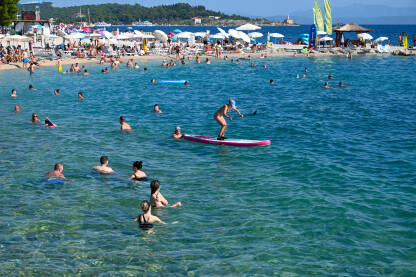 Turisti u Makarskoj Makarska, Hrvatska: Ljudi uživaju na moru. Ljetni praznici. Turisti u moru.