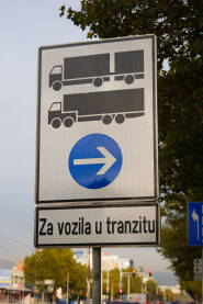 Saobraćajni znak za vozila u tranzitu.  
Signalizacija u grada.