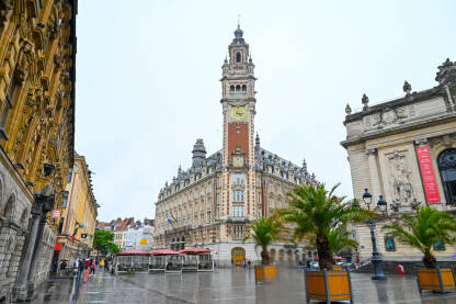 Lille, Francuska: Zgrade na trgu. Zgrada trgovinske komora Lillea, poznata i kao Nova berza.