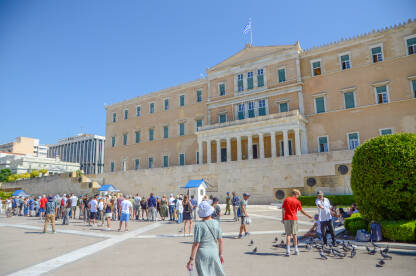Atina, Grčka: Zgrada parlamenta Grčke. Stara kraljevska palata na trgu Sintagma, trenutno sjedište grčkog parlamenta. Ljudi ispred institucije.