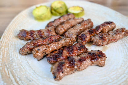 Ćevapi u restoranu. Ćevapi servirani na tanjiru u restoranu. Makedonski ćevap.