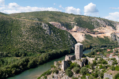Stari grad Počitelj Stari grad Počitelj u dolini rijeke Neretve