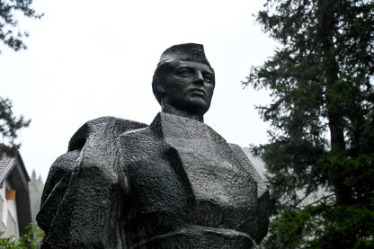Sjeverna Makedonija: Partizanski spomenik. Mavrovo, Sjeverna Makedonija: Partizanski spomenik na planini. Bronzana skulptura ratnika iz Drugog svetskog rata. Jugoslovenski partizani.