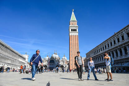 Turisti na Trgu Svetog Marka u Veneciji Turisti u Veneciji, Italija. Glavni gradski trg u centru grada. Trg svetog Marka.