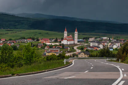 Panorama Kupresa Crkva sv. Ivana Krstitelja u Otinovcima , općina Kupres , Bosna i Hercegovina , gotovo je jedinstven primjer četiri crkve iz različitih razdoblja izgrađene na istom mjestu. Ostaci ranijih crkava iz 5.