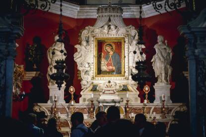 Drevna ikona Bogorodice, duhovni centar ostrva Gospe od Škrpjela, pred kojom su generacije mornara nalazile utjehu i snagu prije dugih putovanja.