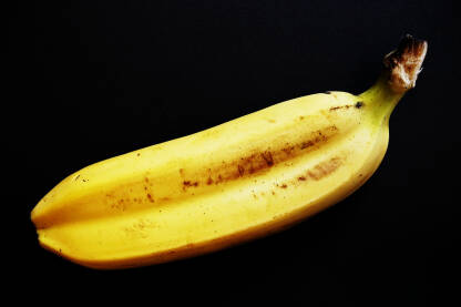 Banana izolovana na crnoj pozadini
