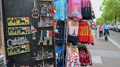 Pariz, Francuska: Suveniri sa simbolima Pariza. Magneti i suveniri sa znamenitostima poput Eiffelovog tornja i Slavoluka pobjede.