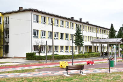 Osnovna škola, Pale Osnovna škola "Pale" jedna je od ukupno tri osnovne škole na teritoriji opštine Pale.