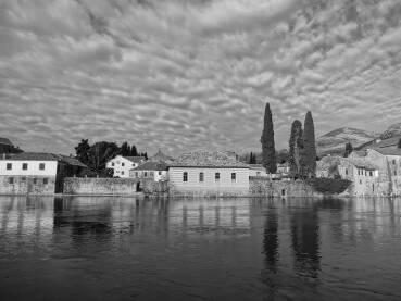 DSC00762.JPG Trebinje, Hercegovina, Trebišnjica i objekti uz nju, odraz na vodi