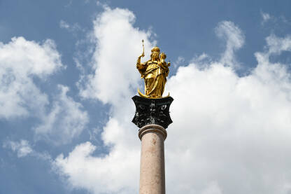 Minhen München, glavni grad njemačke pokrajine Bavarske. Spomenik u centru grada. Statua Marie na Marienplatzu. Mariensäule.