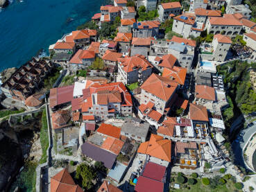 Ulcinj, Crna Gora, stari grad, panorama. Snimak dronom na kuće i zgrade u starom gradu.