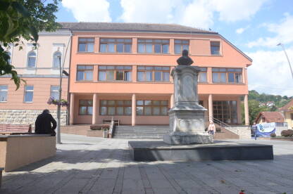 Zgrada opštine  Mrkonjić Grad  u podnevnim časovima.