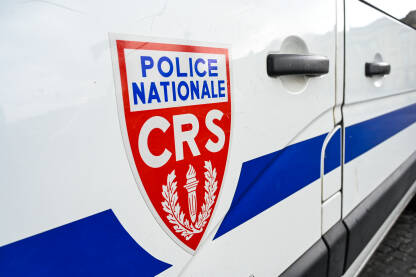 Pariz, Francuska: Logo Nacionalne policije na automobilu. Pariz, Francuska: Logo Nacionalne policije na automobilu.