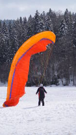 Paraglajding Paraglajder na planini u zimskoj sezoni.