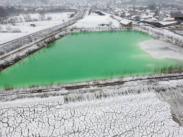 DJI_0532 (2) Jalovište u industrijskom kompleksu. Jalovište u prirodi, snimak dronom iz zraka. Zagađenje okoliša. Onečišćenje zemljišta. Toksičan i nezdrav materijal.
