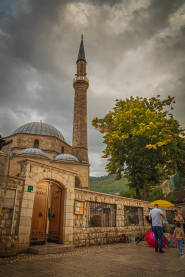 Baščaršijska džamija Sarajevo Baščaršijska džamija u Sarajevu, fotografisana u trenutku poslije kiše. Zvanični naziv, ove sakralne građevine, je džamija Havadže Duraka i predstavlja njegovu zadužbinu. Izgrađena je 1528. godine.