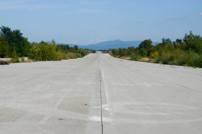 Željava, Bihać, pista i podzemni vojni aerodrom. Ruševine podzemne avio baze Željava, Bihać. Pista. Bivši vojni aerodrom na granici između Bosne i Hercegovine i Hrvatske.