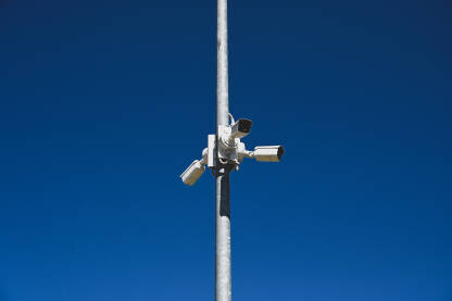 CCTV kamere na stubu. Profesionalne sigurnosne kamere snimaju ulicu.