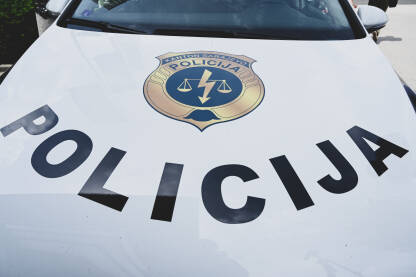 Policija Kantona Sarajevo. MUP KS. Policija Kantona Sarajevo. Policijski auto na ulici.