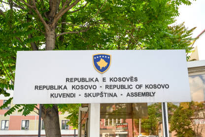 Priština, Kosovo: Skupština Kosova. Priština, Kosovo: Skupština Kosova. Tabla sa natpisom: Republika Kosovo. Grb Kosova.