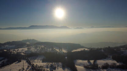 Veliko zagađenje zraka u gradu. Smog u Sarajevu. Veliko zagađenje zraka u gradu uzrokovano automobilima, teškom industrijom i grijanjem. Jako zagađen zrak zimi, snimak dronom. Smog u Sarajevu.