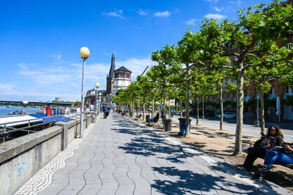 Dusseldorf, Njemačka Dusseldorf, Njemačka: šetalište uz rijeku Rajnu.