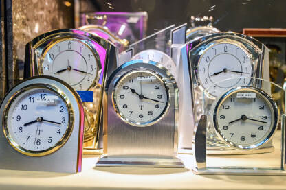 Moderni analogni stolni satovi u trgovini.