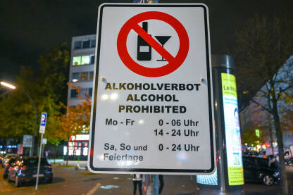 Zabranjeno konzumiranje alkohola na javnim mjestima. Zabranjeno konzumiranje alkohola na javnim mjestima. Simbol zabrane konzumiranja alkohola na ulici u gradu u Njemačkoj.