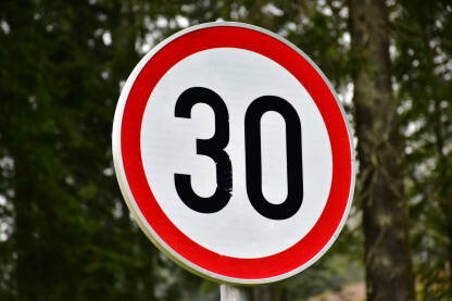 Saobraćajni znak, 30km/h Saobraćajni znak sa ograničenjem brzine na putu do trideset kilometara na čas.