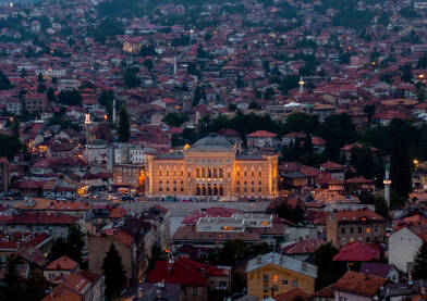 Gradska Vijećnica u Sarajevu Sarajevo iz zraka u večer, sa fokusom na gradsku Vijećnicu