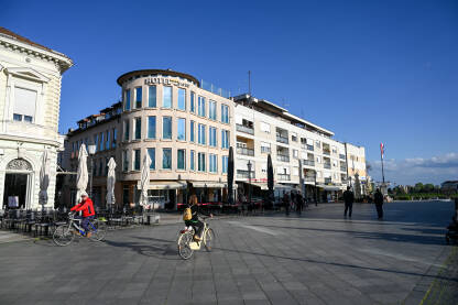 Slavonski Brod, Hrvatska: Ljudi šetaju ulicom. Zgrade u centru grada. Slavonski Brod, Hrvatska: Zgrade u centru grada. Ljudi šetaju ulicom.